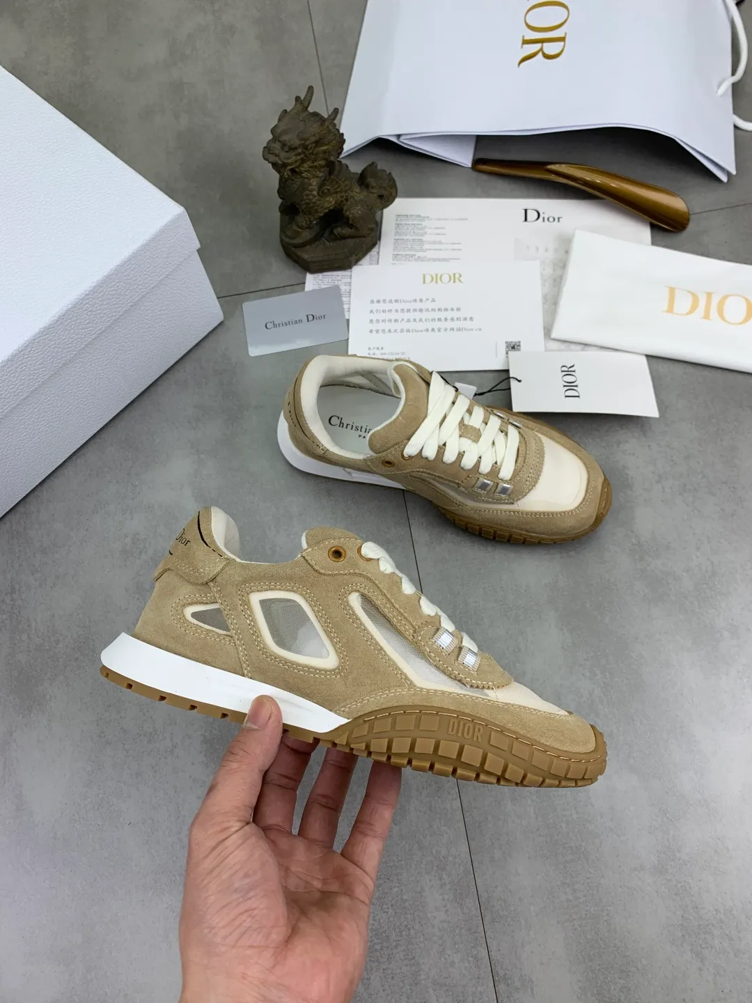 Men's men's shoes P520 new Dior Tech sneakers 2026 early spring series new products, with fashionable details, highlighting retro aesthetics. The light beige anti-suede cow leather upper is spliced ​​with apricot transparent mesh fabric on the side. The upper window edge is adhered with high-frequency flat ironing and back-pressure. It replicates the original craftsmanship, making it beautiful and comfortable without falling off. The interior is made of sheep lining of the same color, which is soft and comfortable. The heel and tongue are embellished with the Paris logo. The textured TPU soles with the same color logo. The high-end version is exquisitely packaged, adding a high-end style.  Code number: 35-46